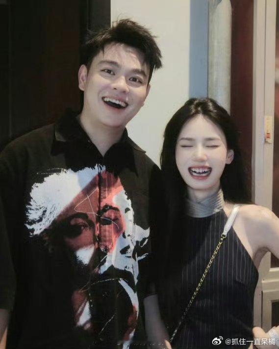 周密向周芯竹道歉 “我说今天的月色好美，你说看看腿”[摊手]“结局就那样”的含金