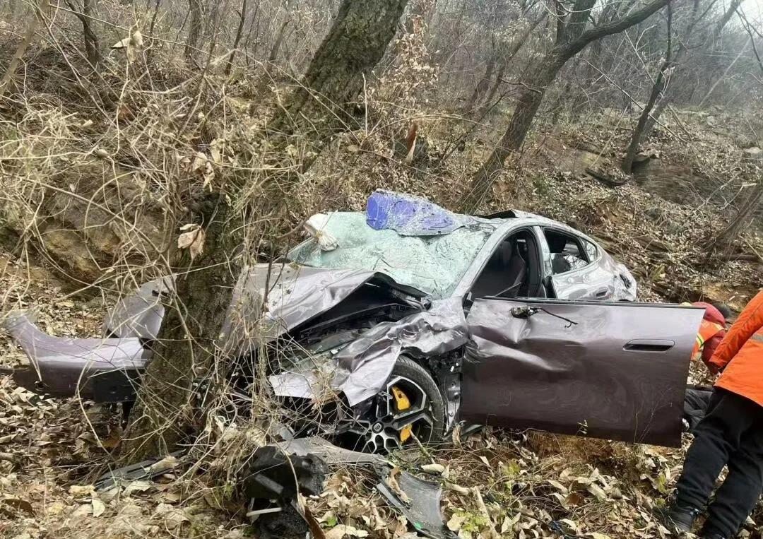 小米SU7失控从山上跌落
车都报废了一家三口只受到了了点皮外伤
车主表示SU7救