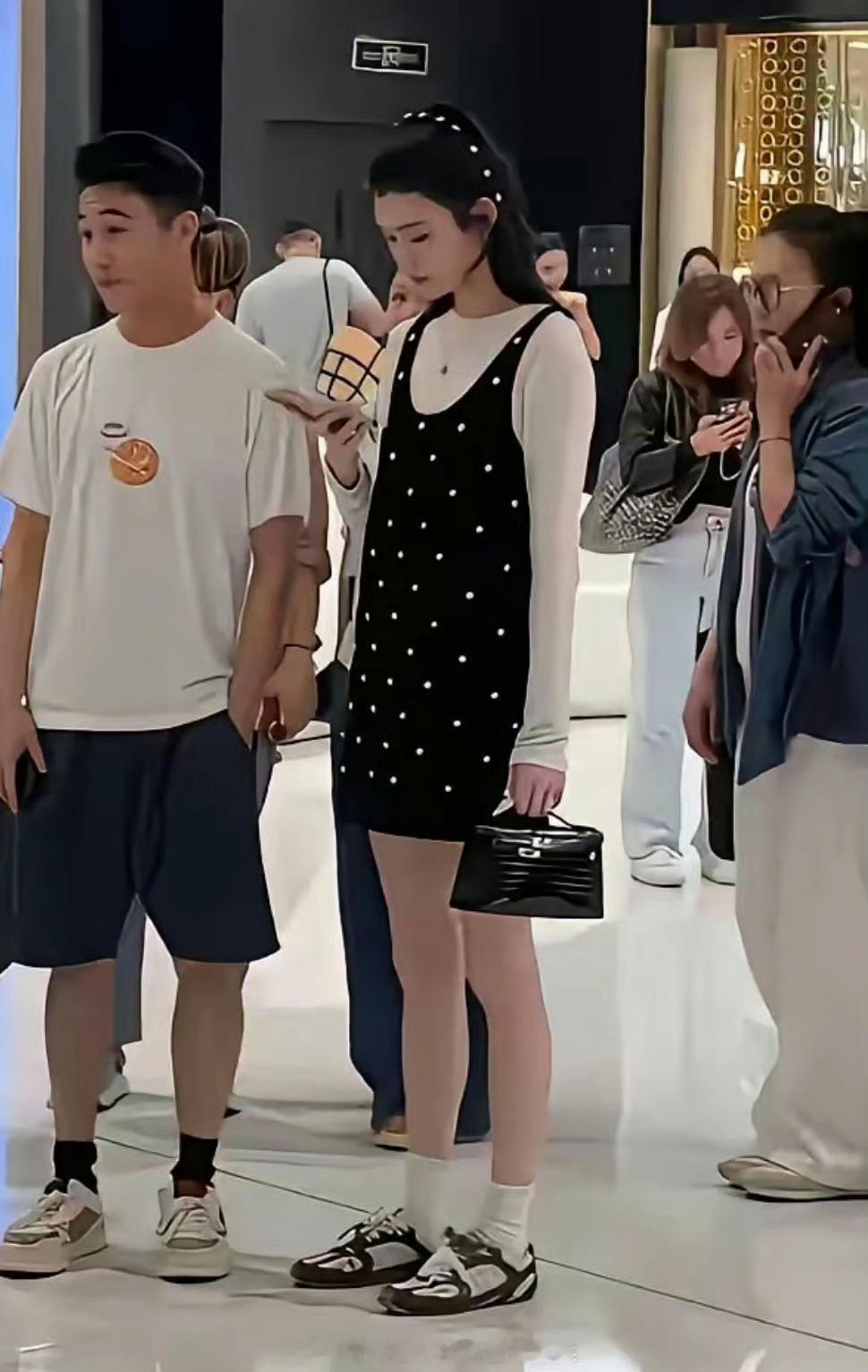 看了奚梦瑶的路透图才发现少女感和是否结婚生子毫无关系。