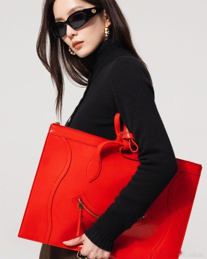 刘诗诗新年旅程刘诗诗戴了12个戒指救命！刘诗诗新年旅程戴 12 个戒指，贵气又灵