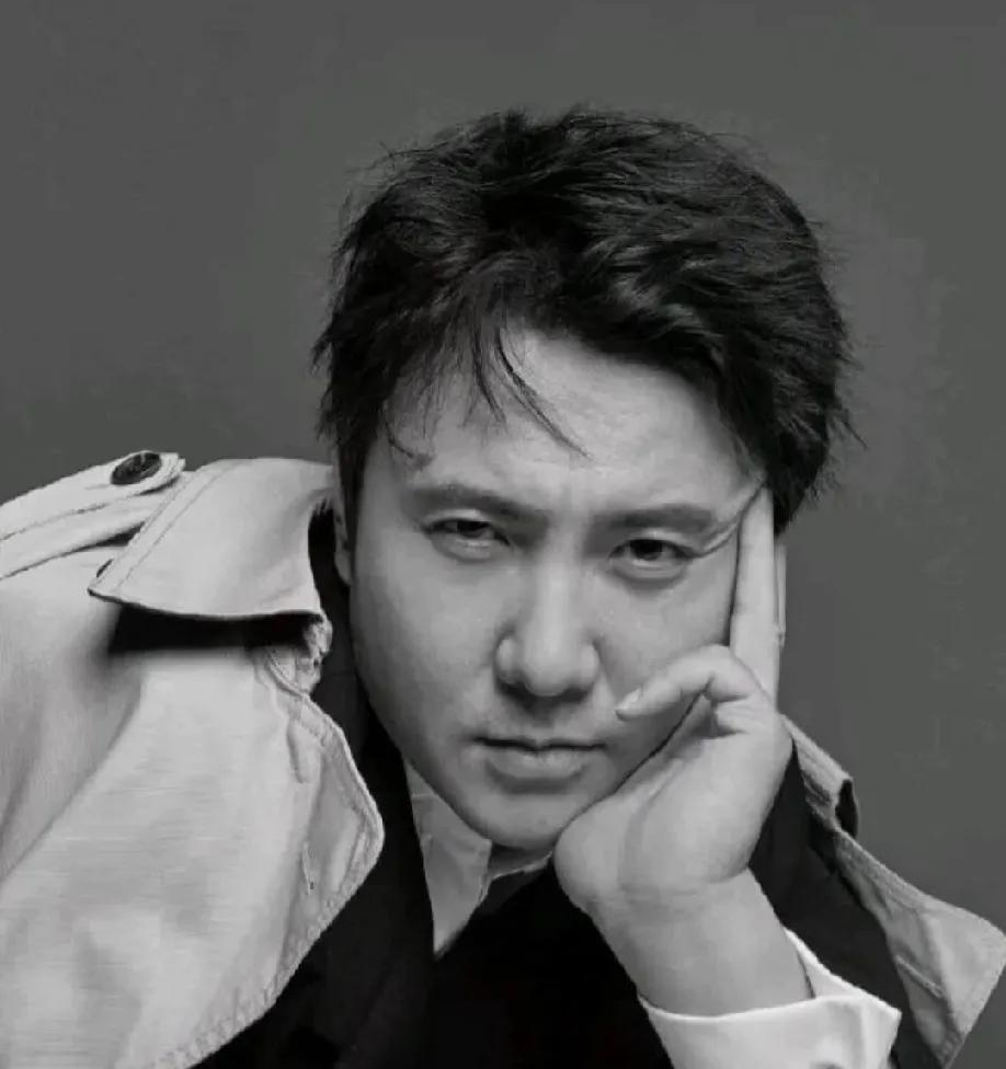 沈腾一亮相春晚，瞬间成为笑点制造机。他以其独特的幽默感和精湛演技，无需多言，一个