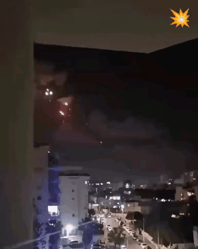 波斯“快递”昨晚又准时送达特拉维夫，左边集束弹散出美丽的烟火，右边另一枚导弹炸出