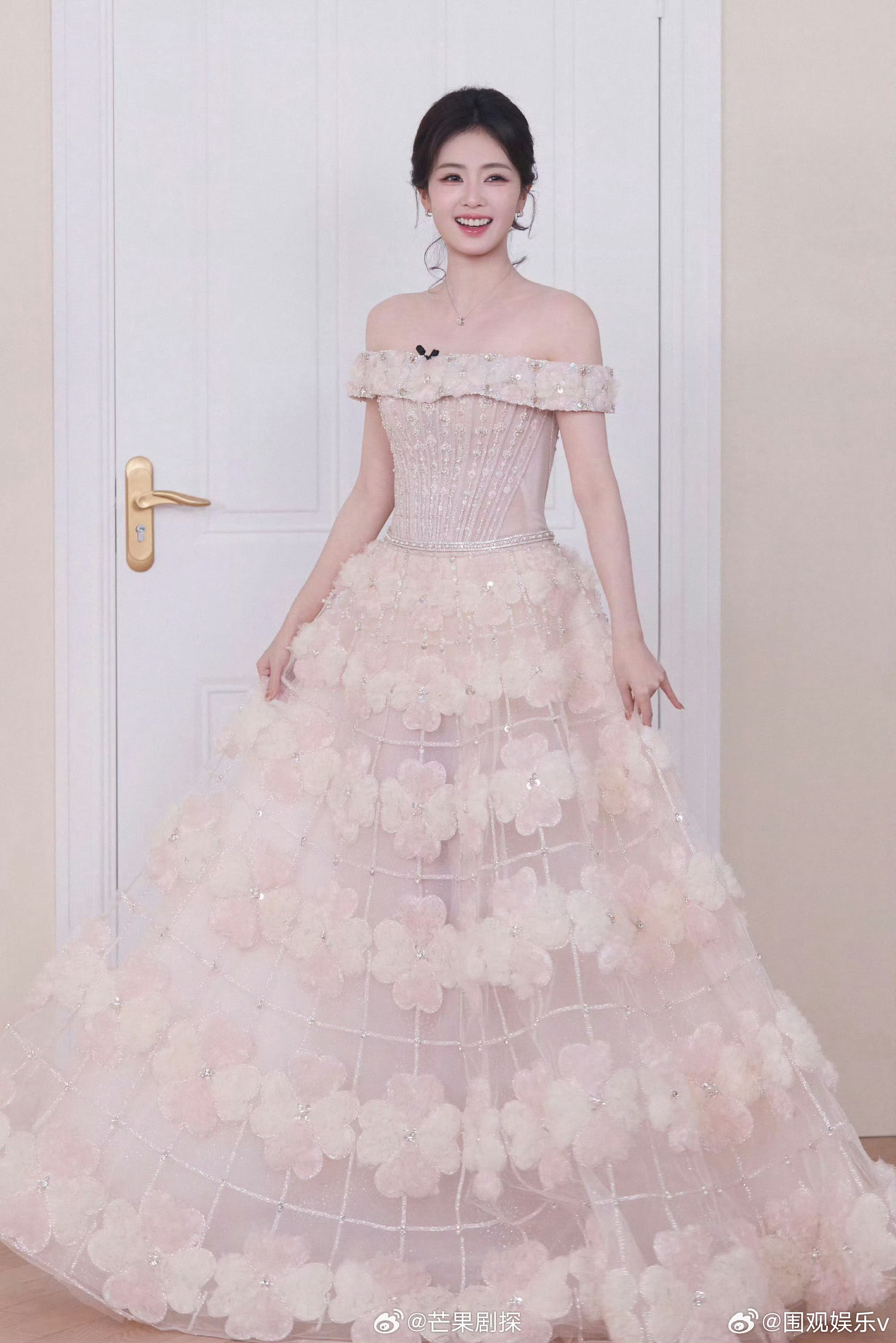 白鹿心动加载中白鹿水蜜桃妆造 哇塞，这个妆造与春天完美适配 