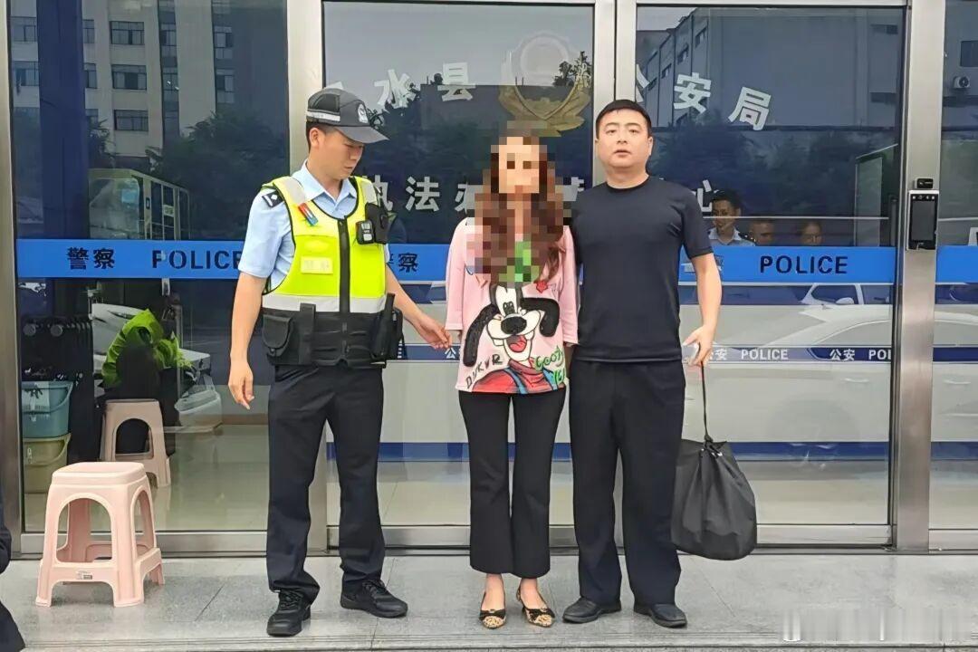 对外四处吹嘘人脉广泛，谎称熟识各级政府、事业单位领导；朋友圈打造光鲜人设，穿戴名