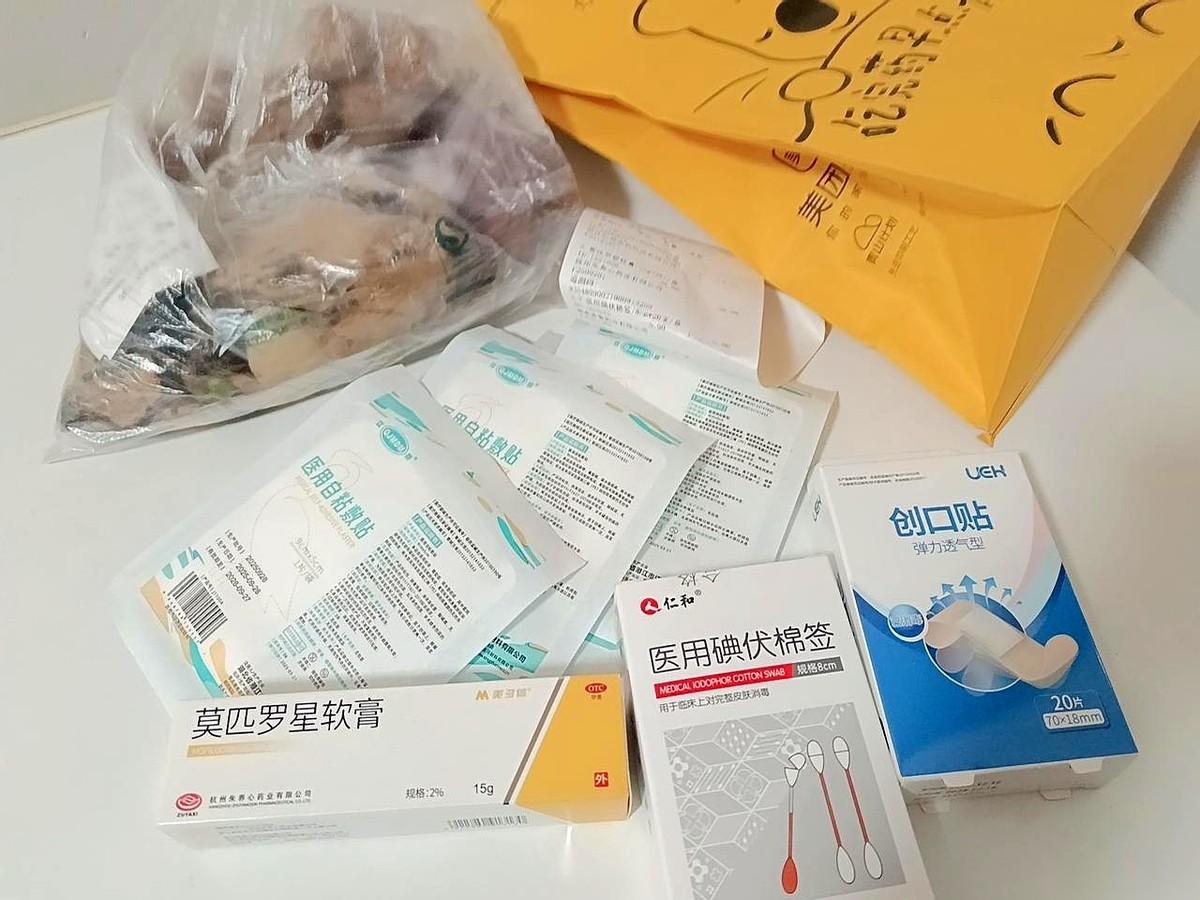 我妈小声说，后腰流水了。
我掀开她衣服，后腰上，左右两个大水泡，皮全破了，黄色的