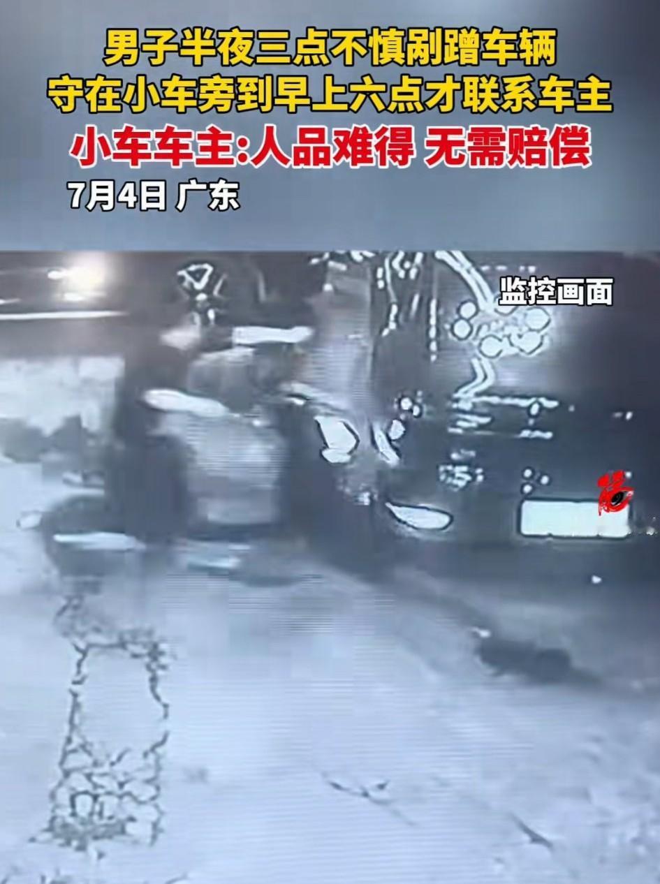 广东，一小伙深夜停放电动车时，因车脚架没放稳，车子直接倾倒，可他弯腰扶车时，不慎