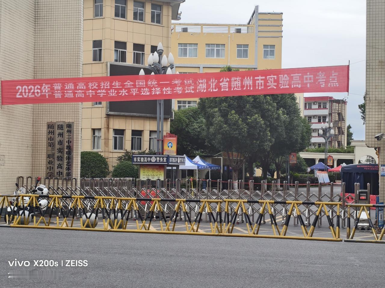 记录我的2026以前高考，考场门前穿旗袍拿向日葵的人比比皆是，不仅有女士穿旗袍，