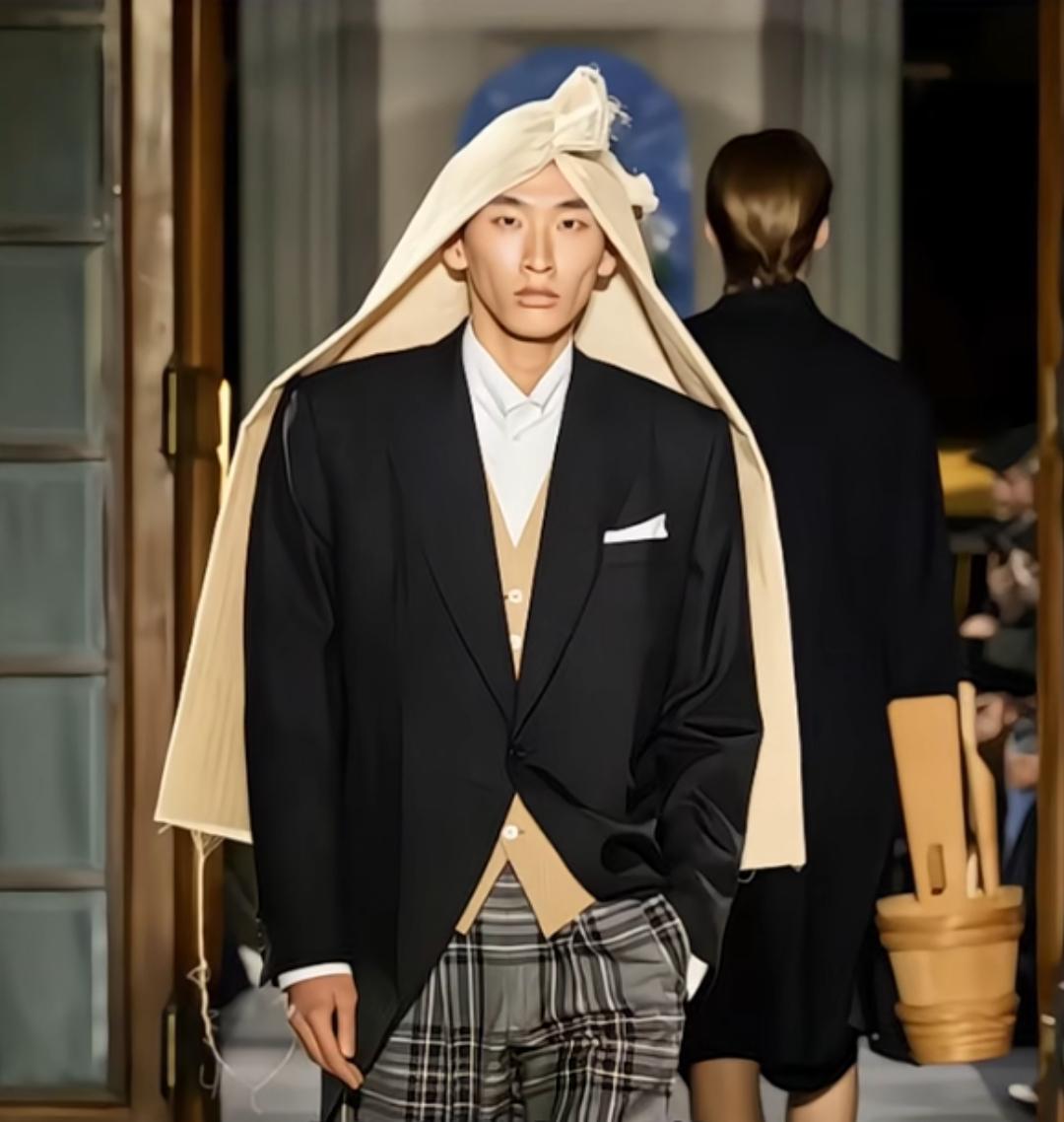 清明节，巴黎世家的头纱又火了一次

网友说这个倒贴钱都不敢要，怕挨揍，这哪是巴黎