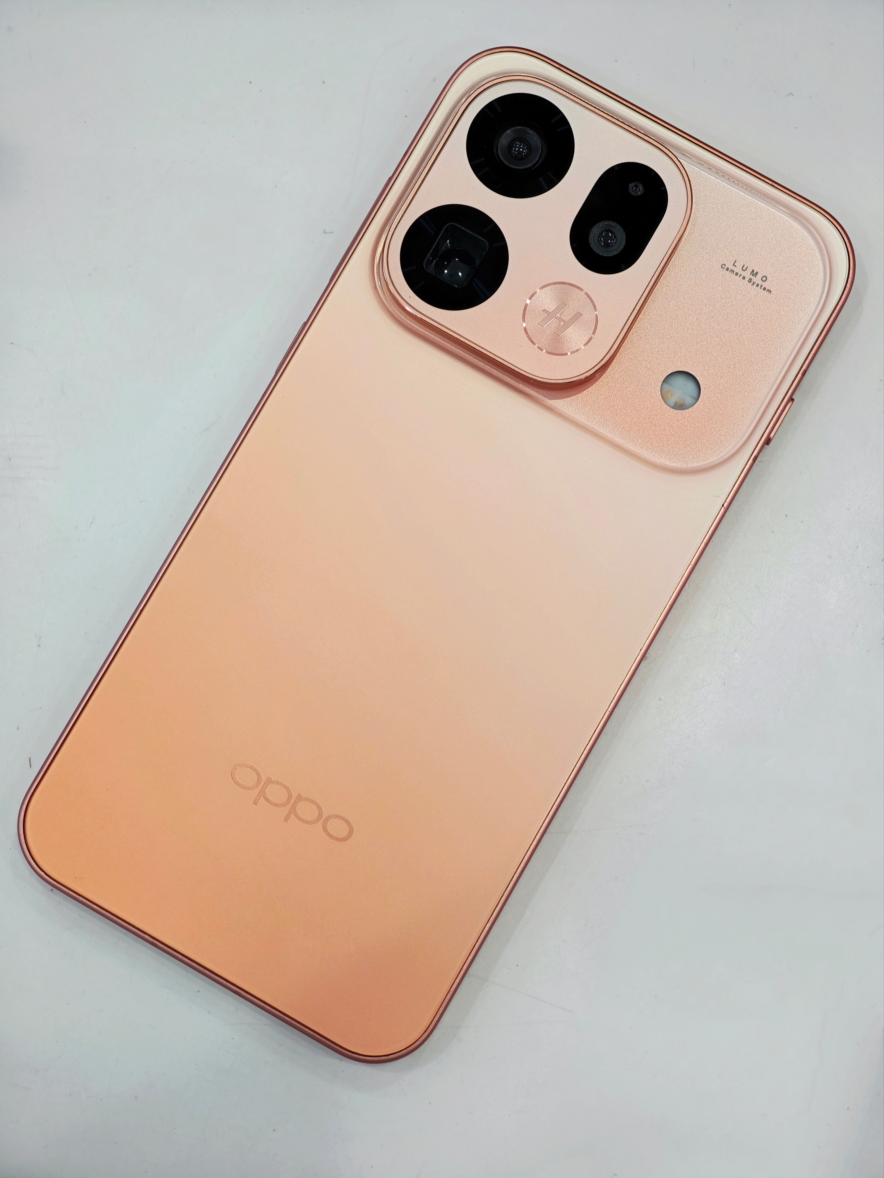 和大家强调过OPPO Find X9Ultra，这代的路线就是双两亿的超大光圈，