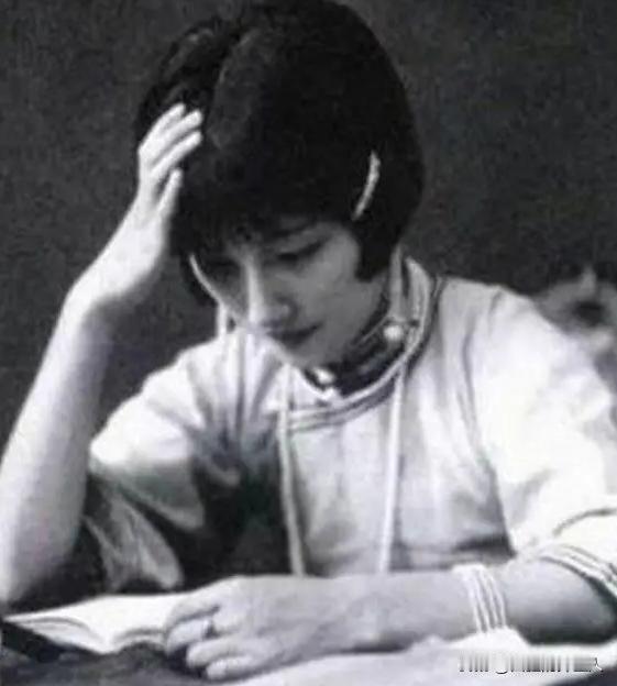 1928年，徐志摩母亲推开卧室门时，映入眼帘的是一幅难以置信的景象：儿子徐志摩与