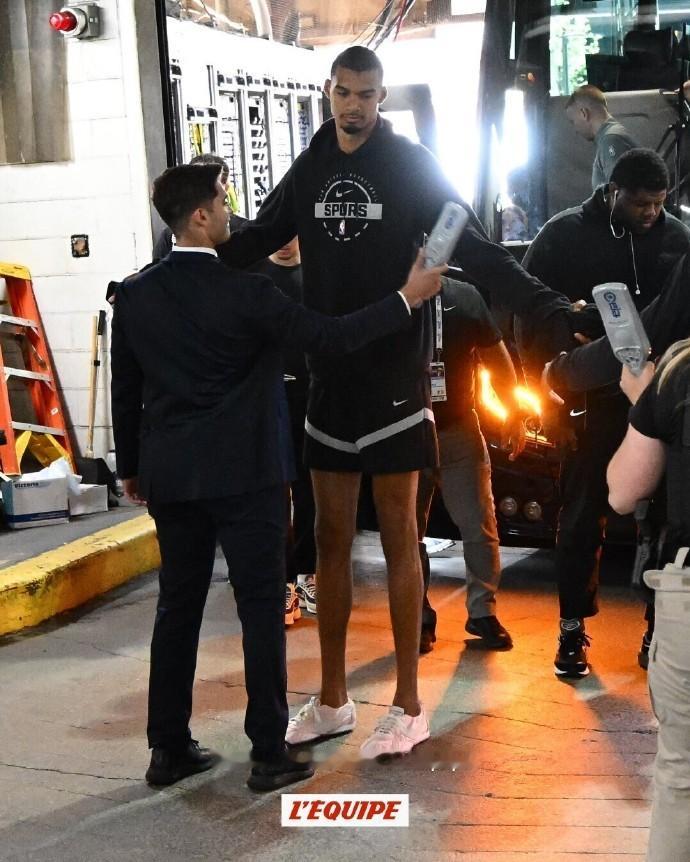 马刺vs尼克斯NBA总决赛  2：1了，特朗普也去看比赛了，引发了不小的嘘声。主