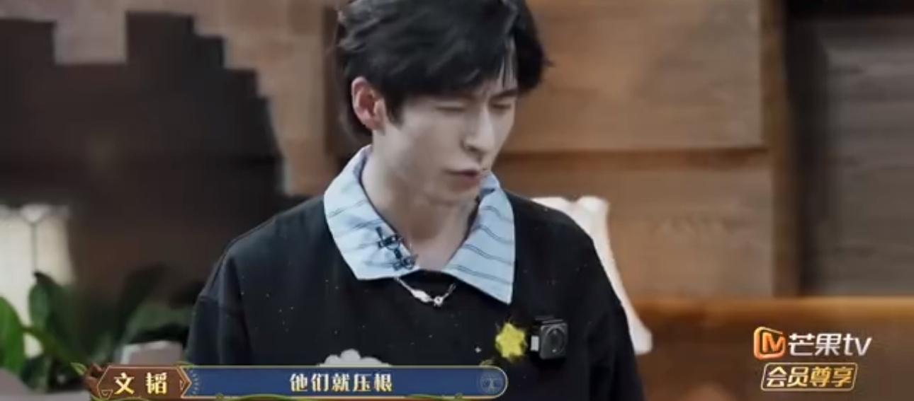 黄毅差点被自己人误伤 黄毅推门而入，却被火树错认成大象部落的人，立马要把黄毅赶出