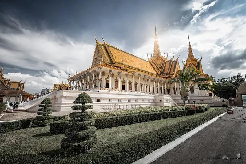 柬埔寨王室最近办了一场超盛大的婚礼，28岁的诺罗敦·蓬索雷亚克公主在金边完婚。公