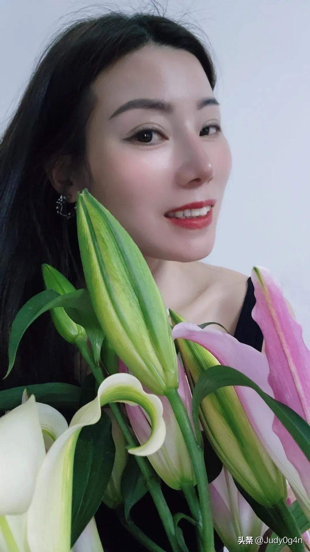 一束百合，满室生香，恰如生活里那些不期而遇的美好。与花合影就这么拍 我的生活我做