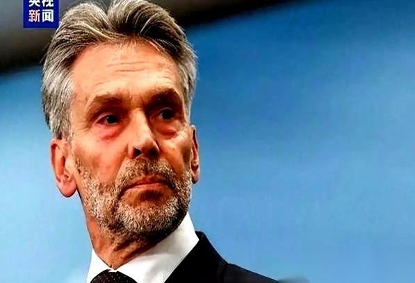 你敢信？荷兰人想抢我们手里的公司，结果一顿神操作，把自己欧洲的汽车产线给干停了。