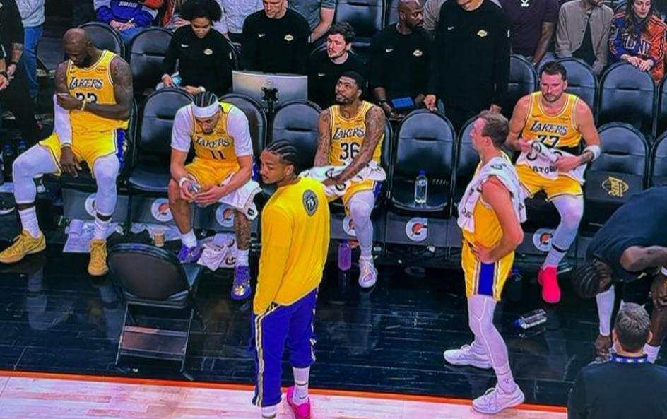 詹姆斯想留在湖人，为什么还要看东里的脸色？为湖人效力8个赛季，期间还拿到一次总冠