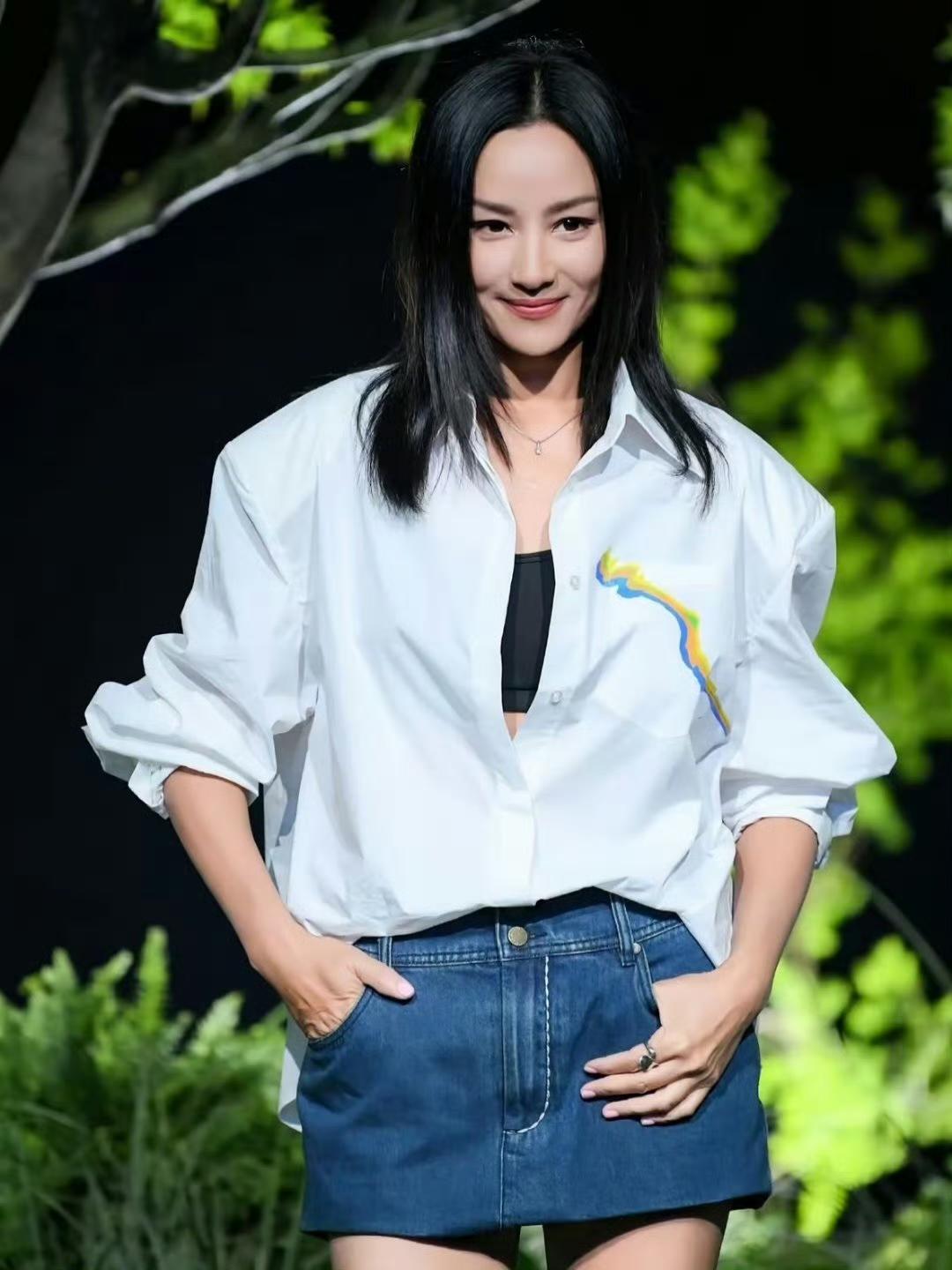 我能接受瞿颖已婚，
也能接受她给人当后妈，
但有一点怎么也想不通，那就是她为什么