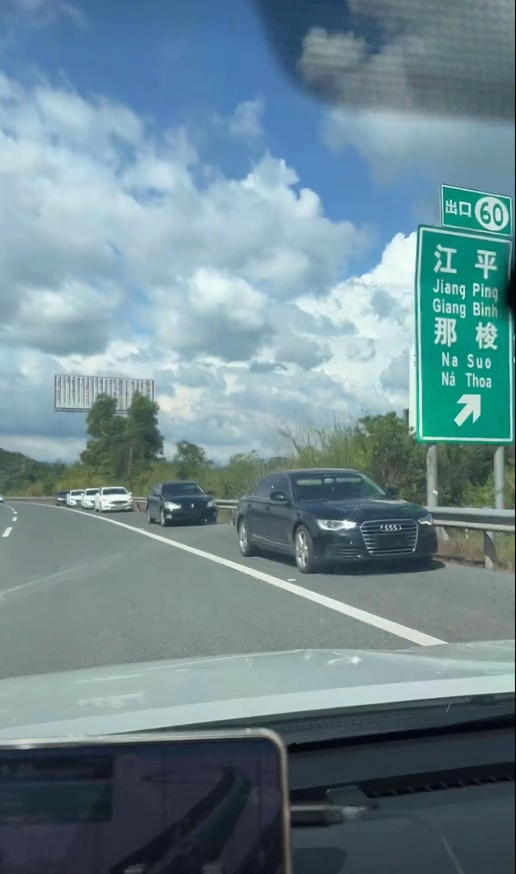 出了防城港才知道高速公路不能逆行！

这些没有悬挂号牌的车辆，也不知道在高速公路