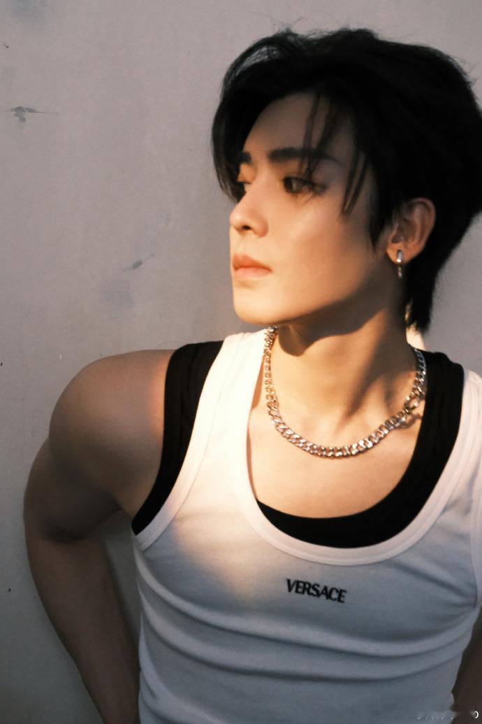 #侯明昊把老头衫穿出不一样的感觉##侯明昊这次保守了下次可不许#侯明昊 520 