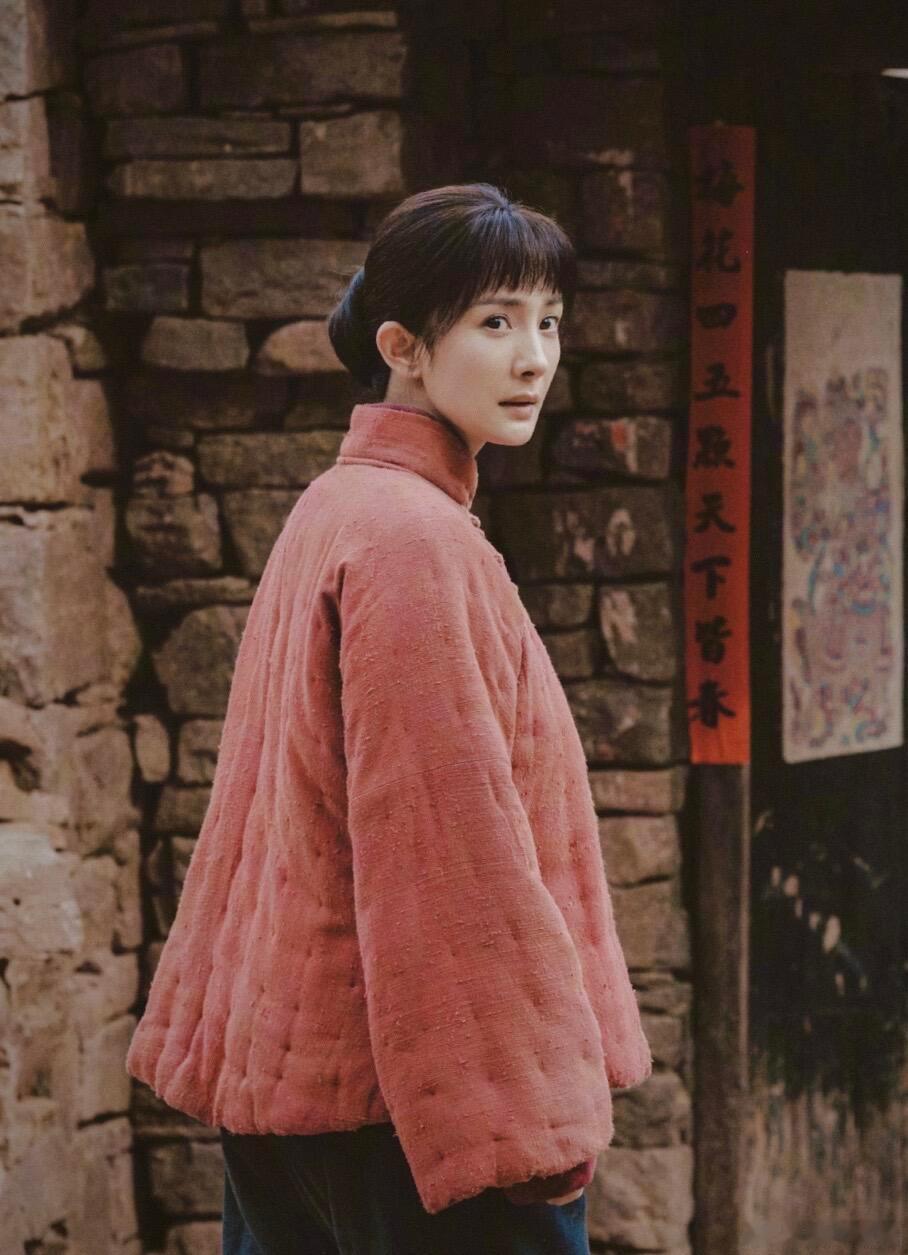 杨幂手捧临沂泥土看到杨幂手捧临沂泥土，一下子就感受到那份沉甸甸的诚意，这就是对作