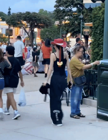 杨颖这身段放到普通人里可太显眼了，这真的是单独定制的身材模版一样，好薄好细好长的