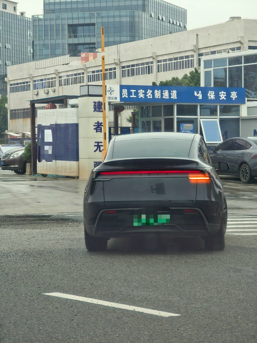 这个丑的很的车居然很多人买。。。 特斯拉算不算是电车里面的苹果 ​​​