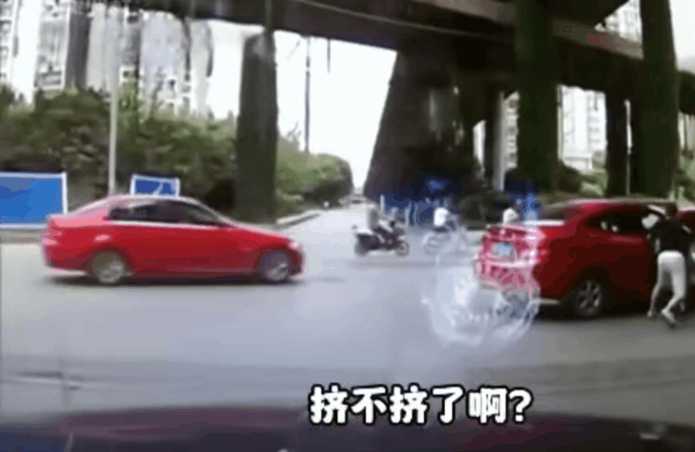 近日，有网友曝光一则视频：一名女司机在驶车过程中被一名男司机强行逼停，男司机二话