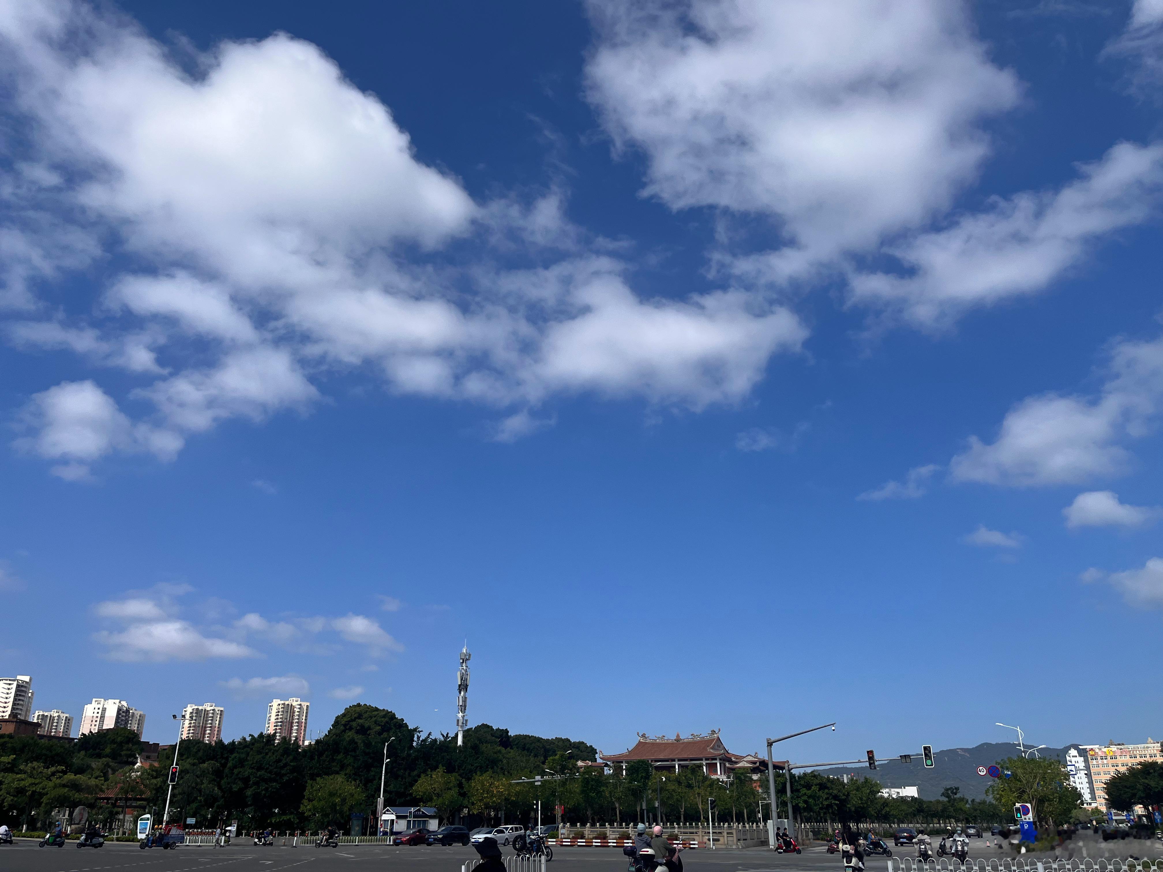 #福建的秋天和夏天没什么区别#福建最近几天气温还是非常高，可以说福建入秋失败了，