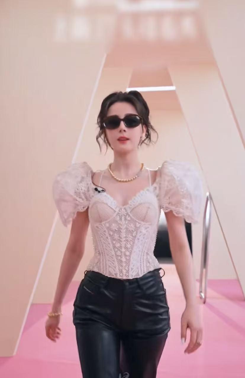 迪丽热巴的脸咋啦？
4月13日，迪丽热巴又上热搜，她作为Fakeme眼镜的首位全