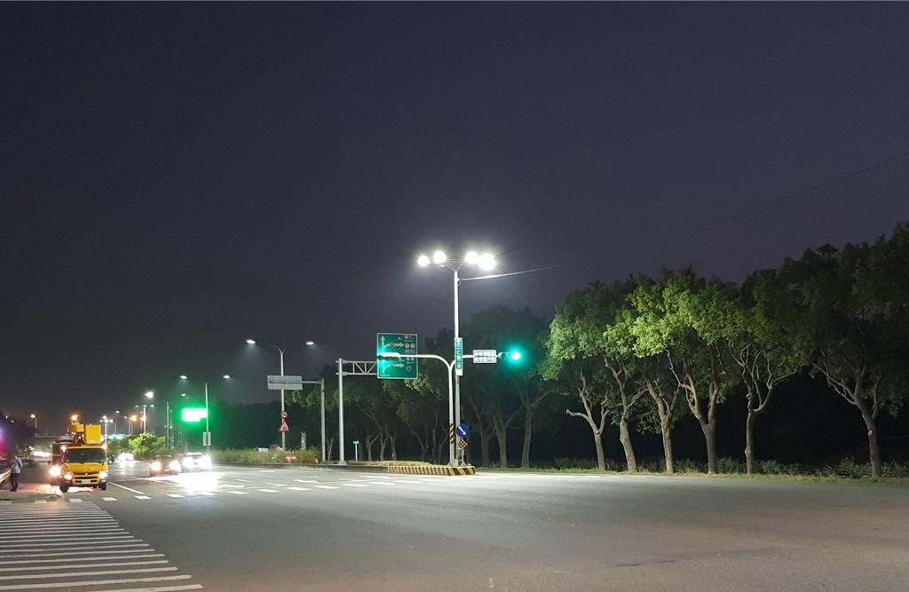 台湾省台南市22万余盏路灯已全面汰换成LED灯,但因不少早期的LED灯已过保固期