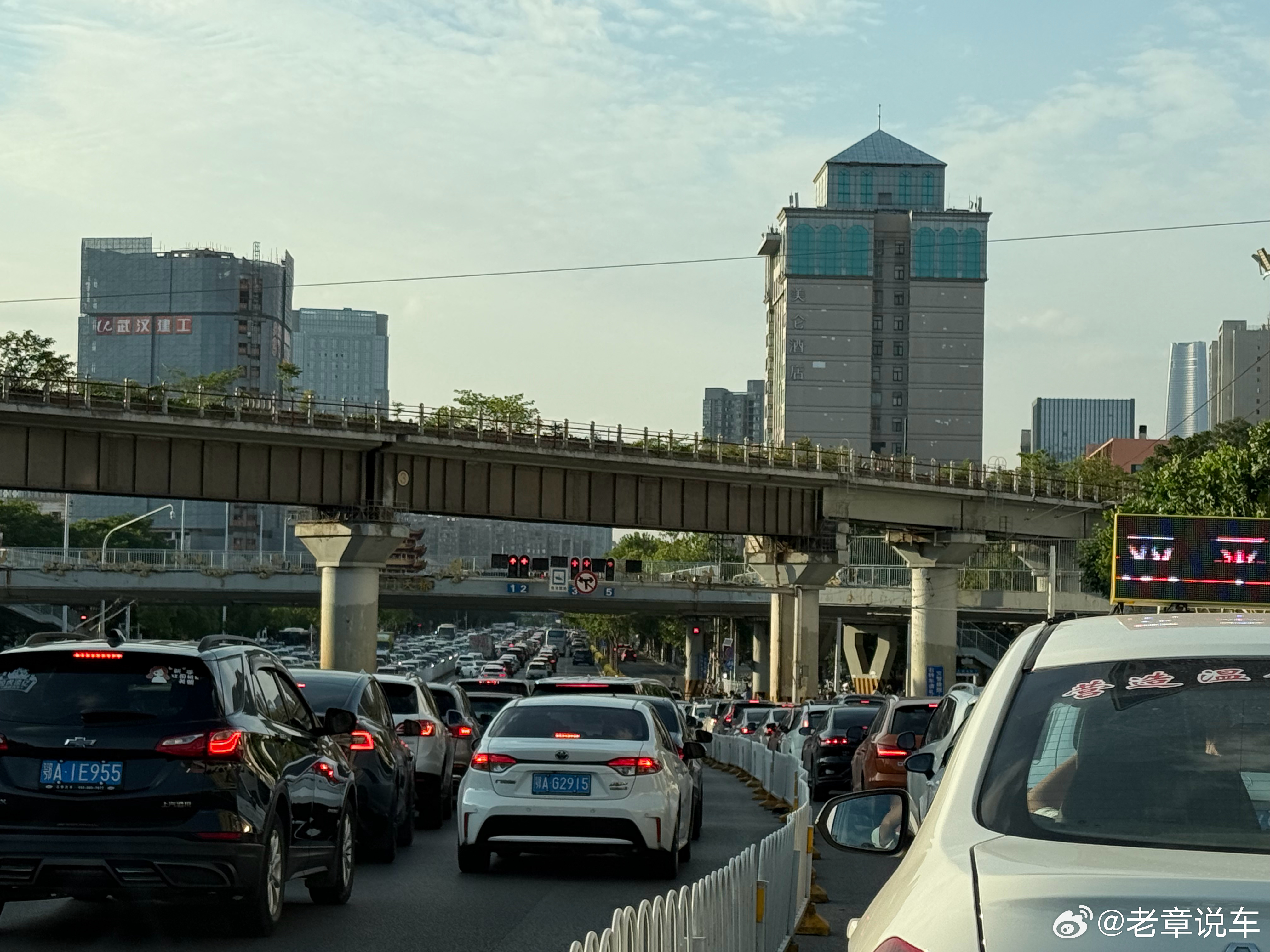 过个节，这车堵的一眼看不到头 ​​​