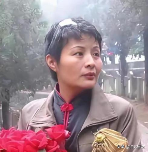 一把冲锋枪，几声枪响，因私自开枪为牺牲的战友送行而被开除军籍。20年后，她带着9
