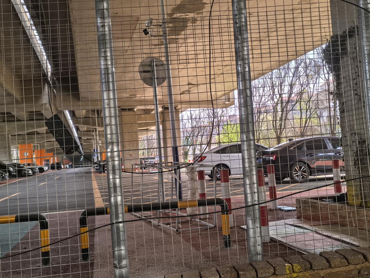 这个可以，值得点赞👍表扬，合理利用，把荒废地，桥下空间都利用起来，做停车场，公