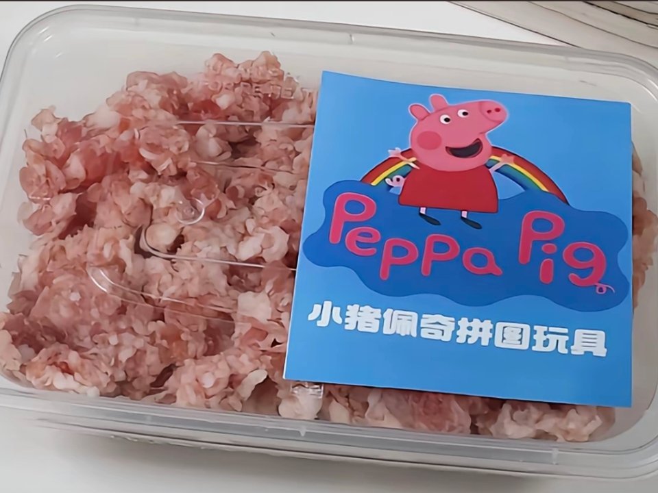 早上起了个大早去市场买了盒拼图给孩子玩 ​​​