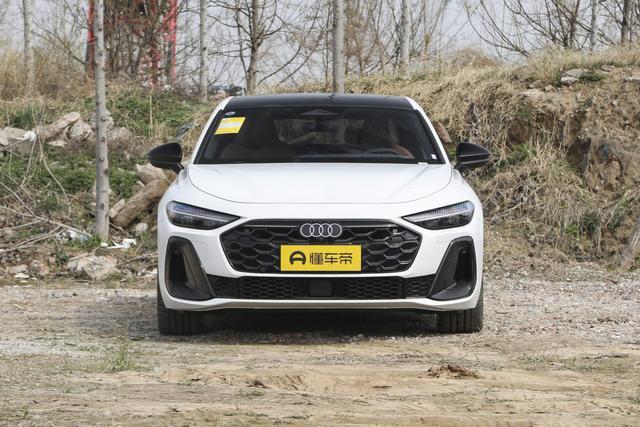 日前，懂车帝拍摄到了一汽奥迪A5L全域智混版quattro的实车图。此前，该车已