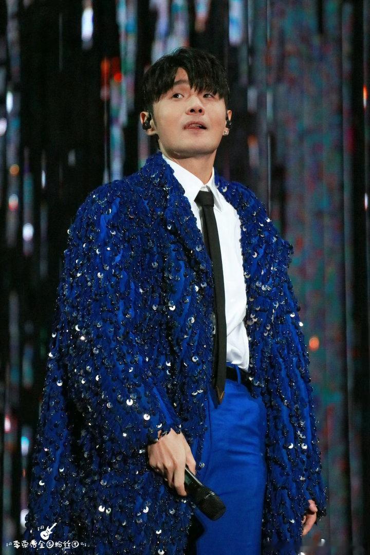 AI入侵李荣浩李荣浩年年准点送高考祝福的李荣浩翻车变AI修勾，连续第十一年卡点发