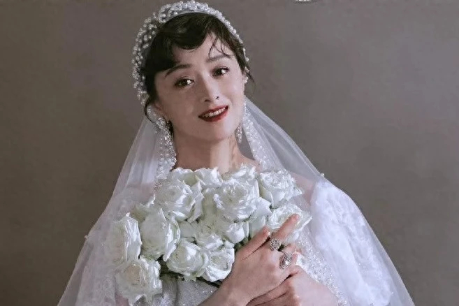 蒋欣暴瘦20斤拍大片！穿婚纱烫卷发尽显小脸长腿，美得像换了个人 ​​​