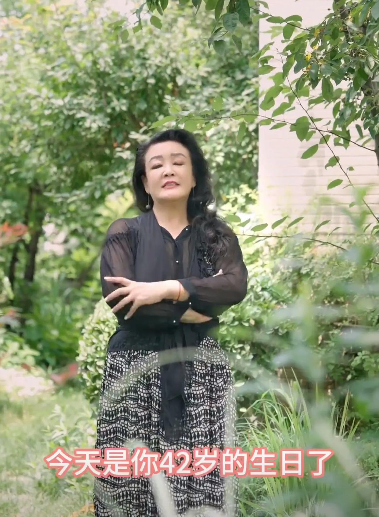 太尴尬了！
汪小菲42岁生日，汪小菲的妈妈张兰录制了一个视频祝福儿子生日快乐，希