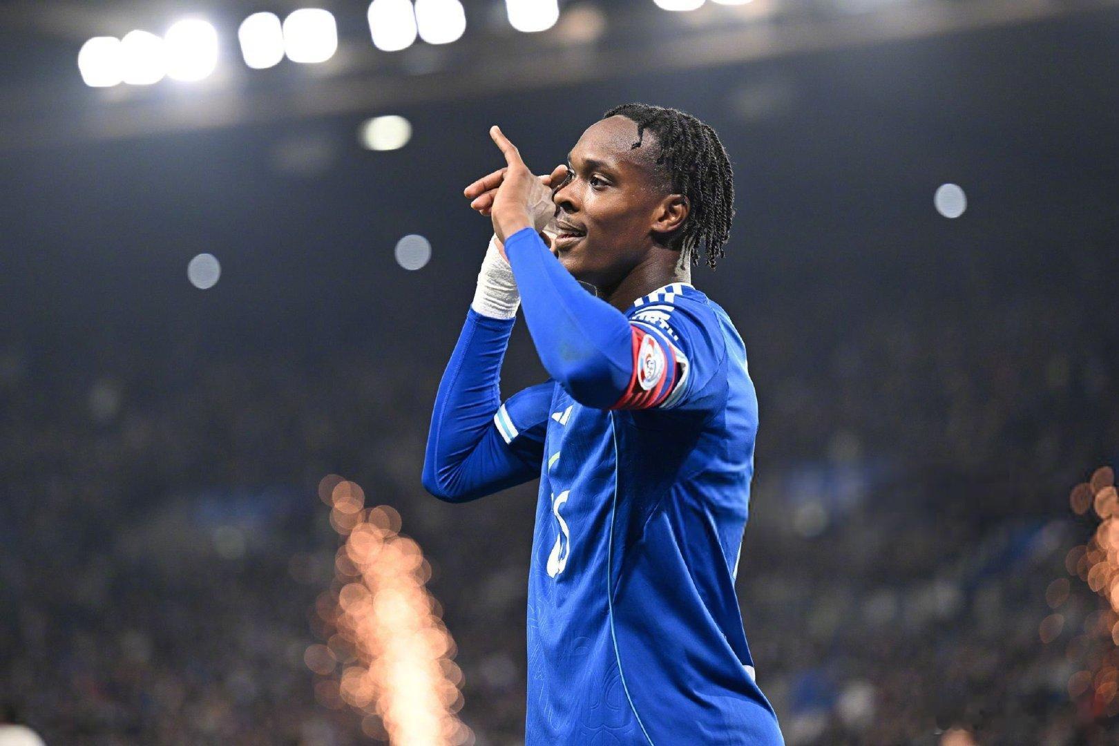 【不当言论被禁赛】《队报》：22岁的斯特拉斯堡前锋埃梅加因为“不当言论”被球队禁