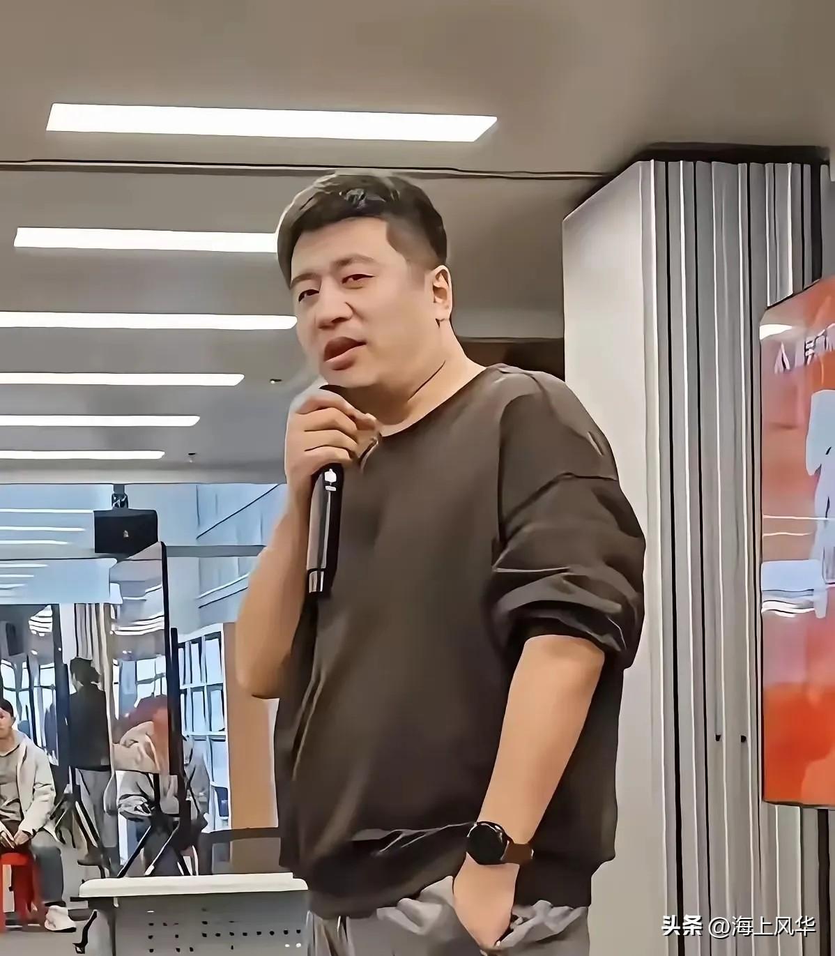 张雪峰的家庭概况：妻子李丽婧，90后，比张雪峰小7岁，历史学博士、高校副教授，低