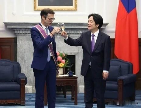 赖清德今（15日）颁授法国在台协会主任龙烨“大绶景星勋章”，肯定其驻台期间深化在