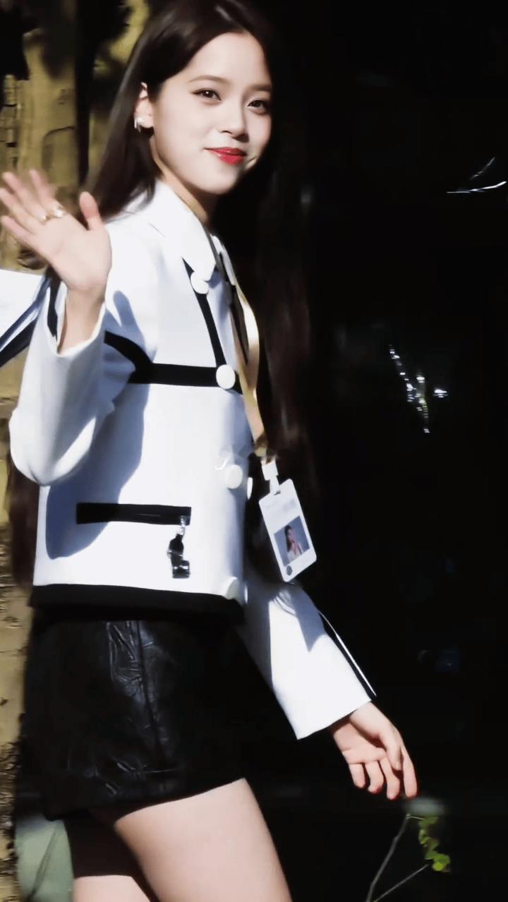 欧阳娜娜把额头露出来大大方方的 露出额头不失美感！果然大家喜欢的欧阳娜娜是自信女