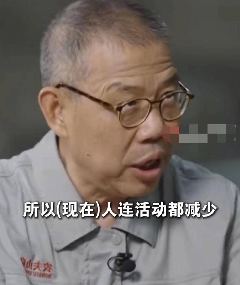 钟首富开始谈电商的危害了 最大的危害就是禁锢人的思维，天天在手机上，活动范围少了