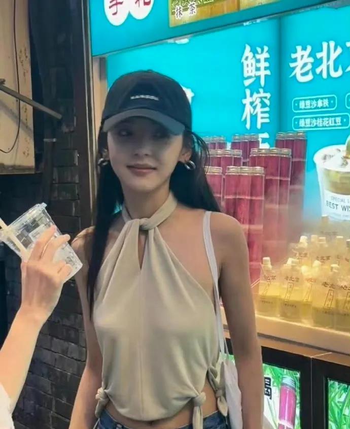据说每10个中国人里就有一个人关注了她，作为抖音粉丝最多的明星，章若楠却很低调，