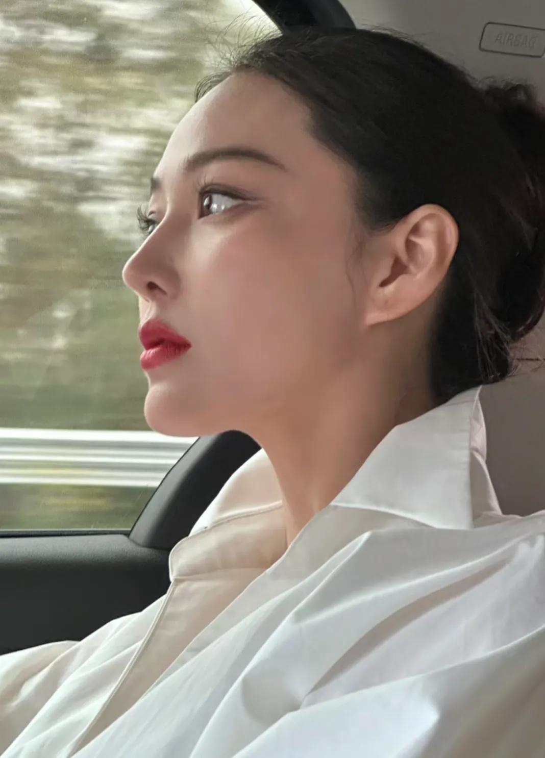 这姐的身材管理也太好了吧
全身就没有多余的一点赘肉
侧脸美得不像话
何捷真的是好