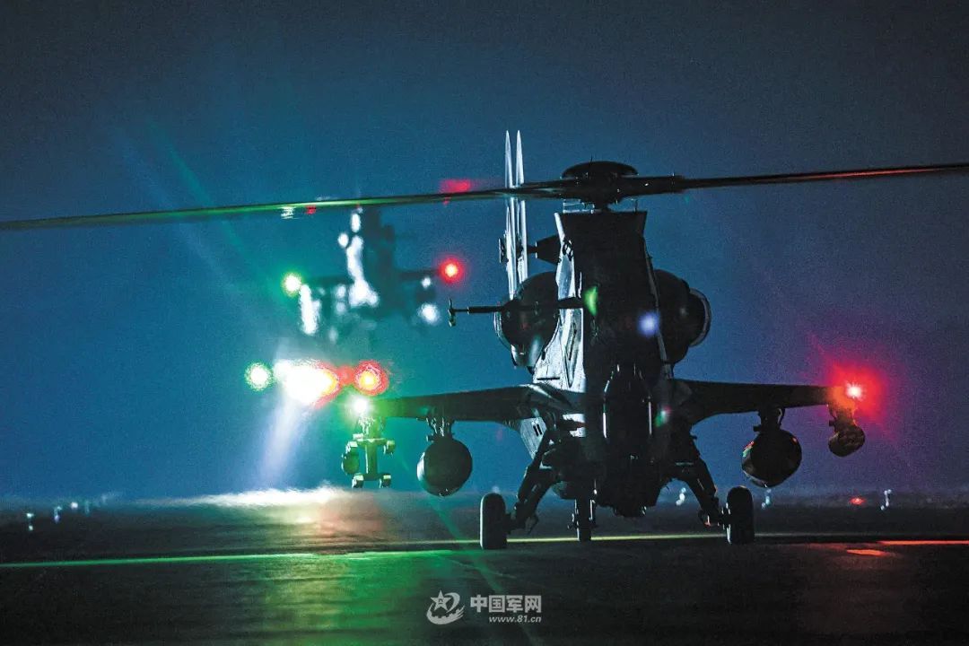 陆军某旅开展夜间飞行训练 ​​​