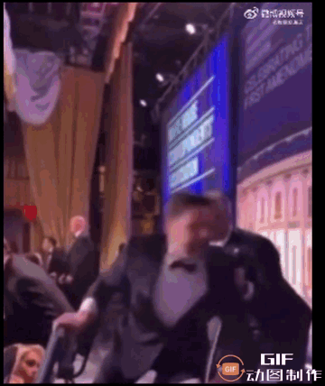 哈哈，枪声响起时，他们先救的竟然是乡巴佬，只到副统领完全安全后，才有人顾得上这个