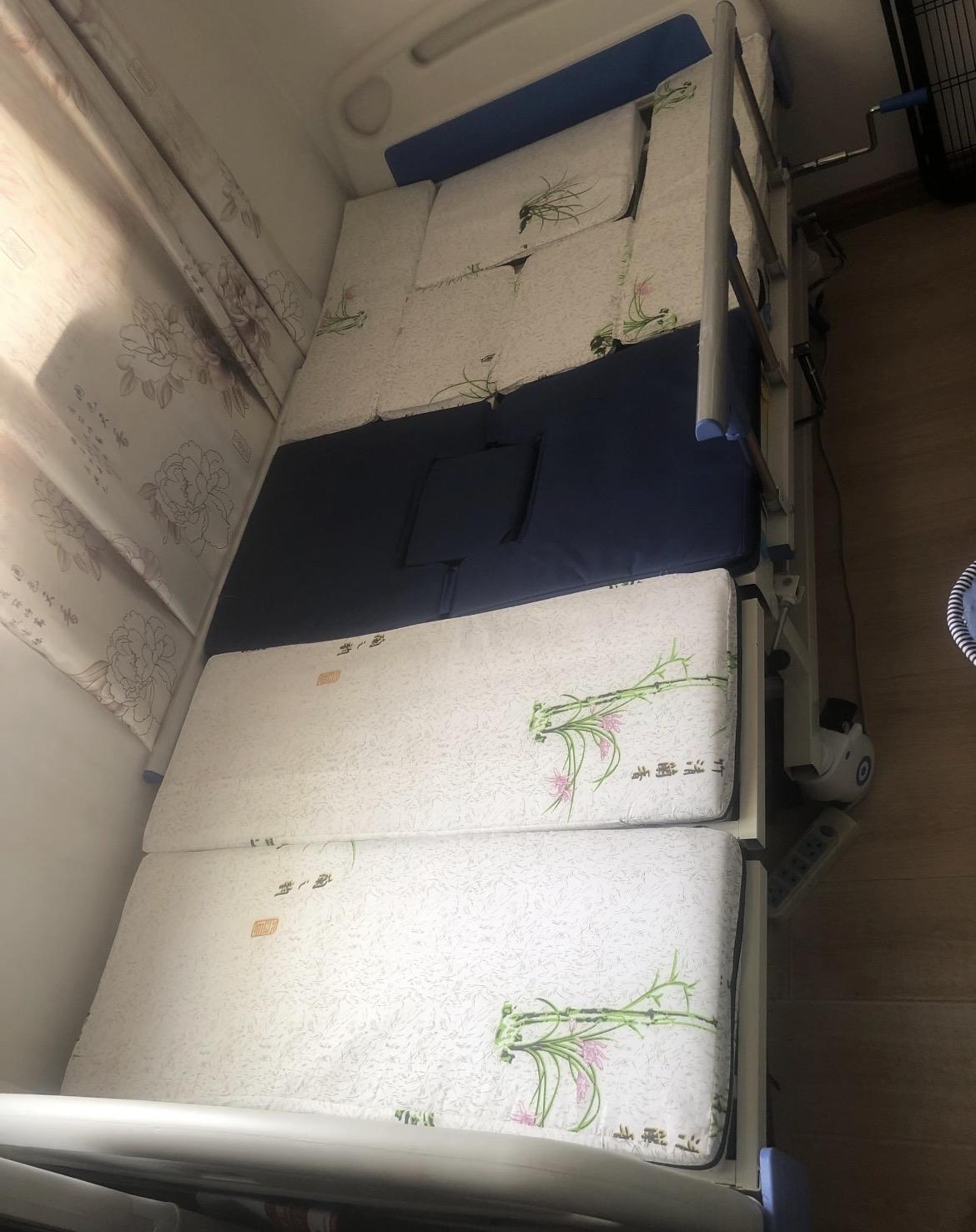 表姐外婆留下一张几乎全新的护理床，当初花大价钱置办，老人只用了十几天，扔了实在浪
