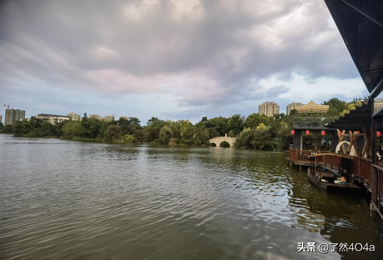 躲进山间民宿，推窗即见云海，夜晚盖薄被，听松涛。