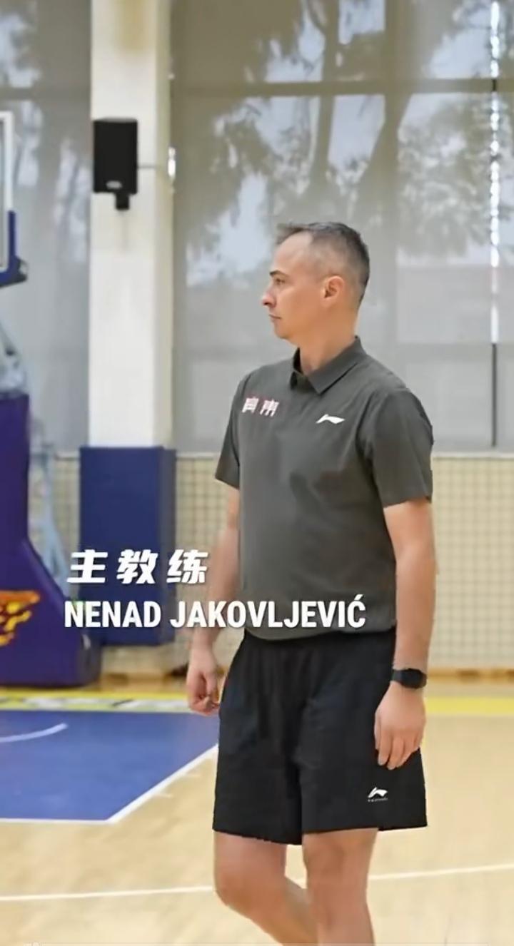 小陈总找来这个一流的外籍教练天团，是够重本了。
主教练亚科夫列维奇是38岁的少帅